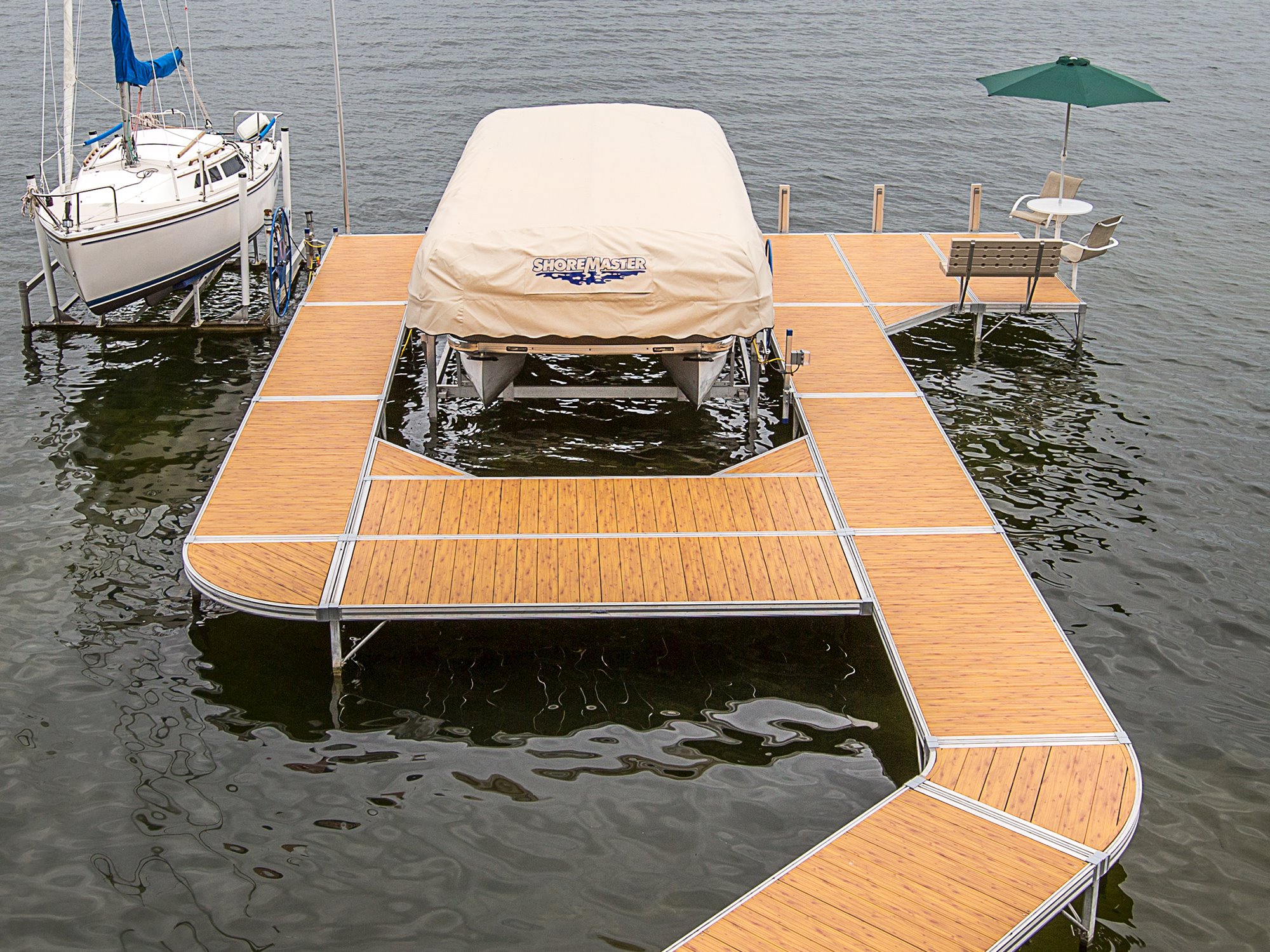 smr4851_00028_rs4_curvedock_woodgrain_furniture_bench_pontoonlift_sailboat_whitecanopy_2000.jpg