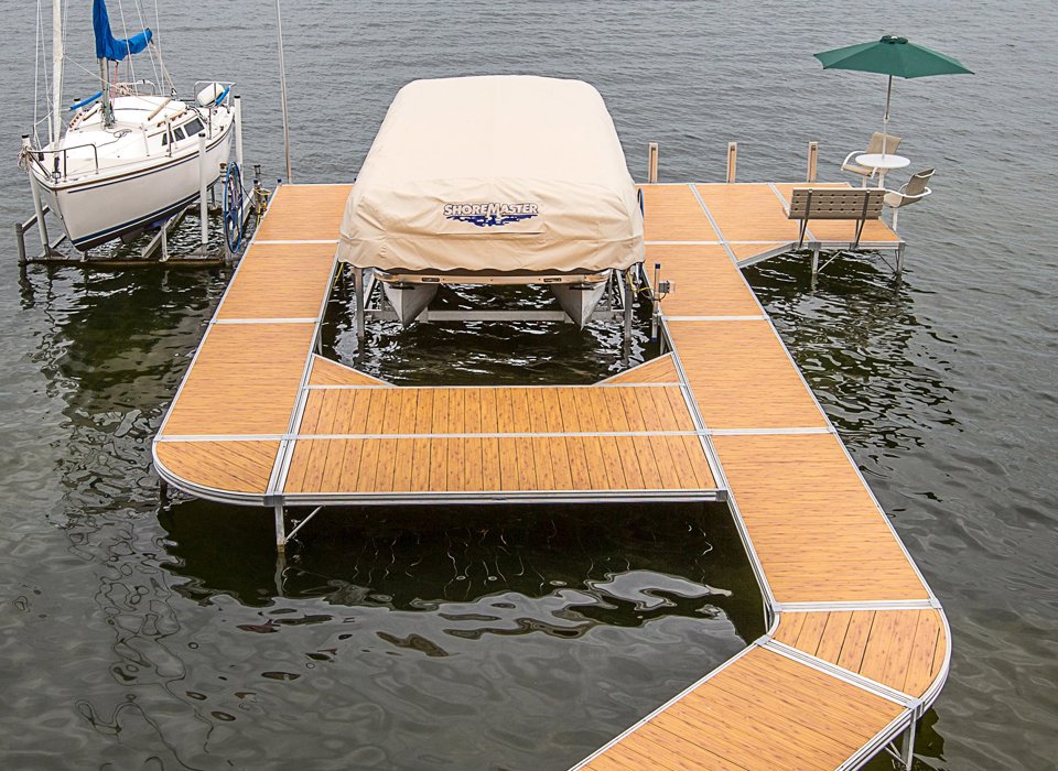 smr4851_00028_rs4_curvedock_woodgrain_furniture_bench_pontoonlift_sailboat_whitecanopy_2000.jpg