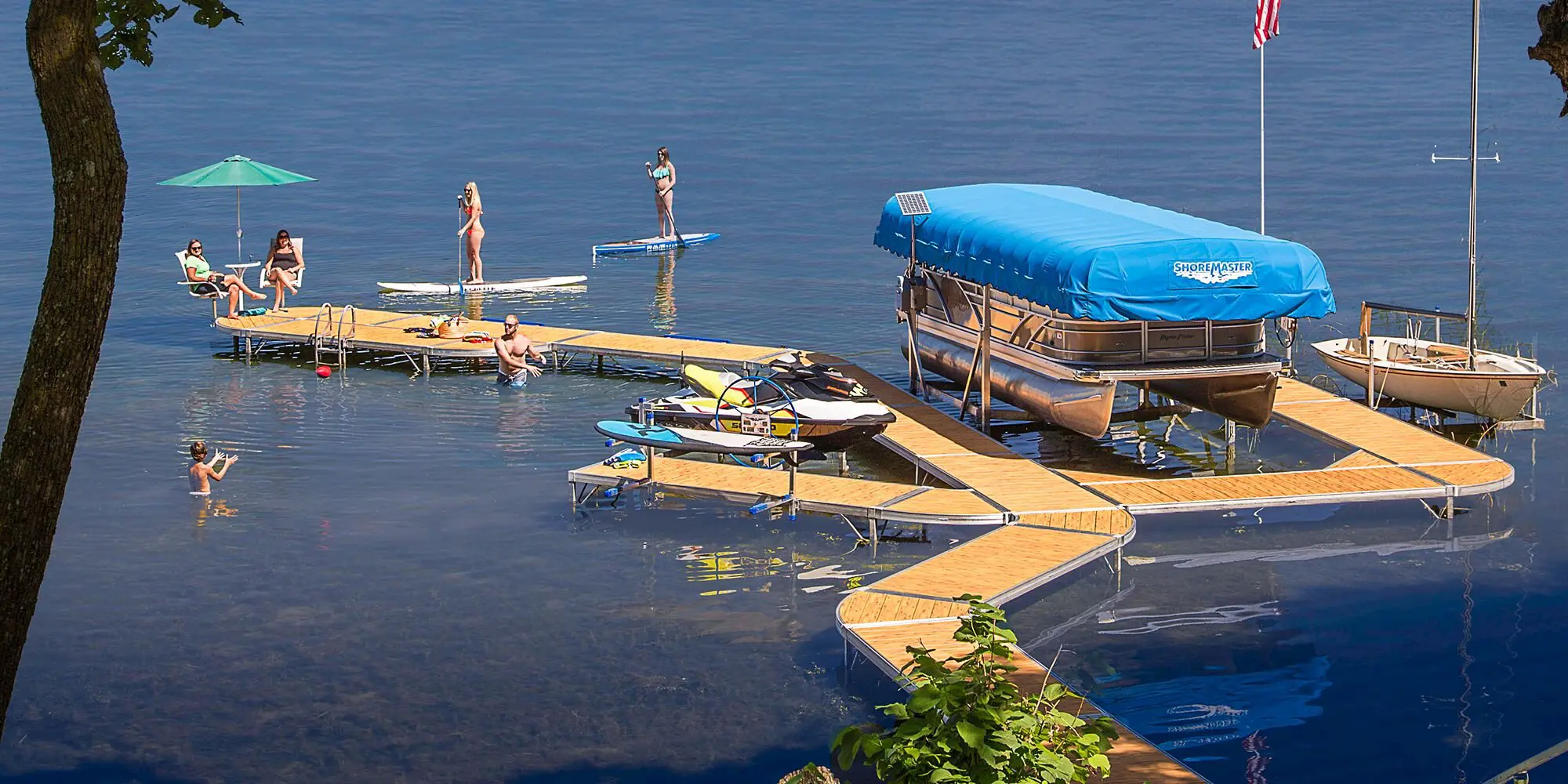 smr6805_0575_rs4_curvedock_woodgraindecking_pontoonlift_pwclift_sailboat_liftstyle_preview_2000.jpeg