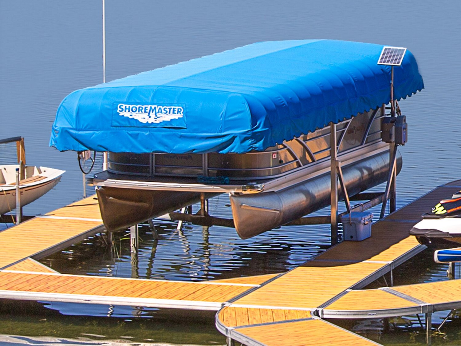smr6085_0535_reversed_pacificblueweathermax_traditionalframe_verticallift_pontoon_woodgraindecking_preview_1500.jpeg