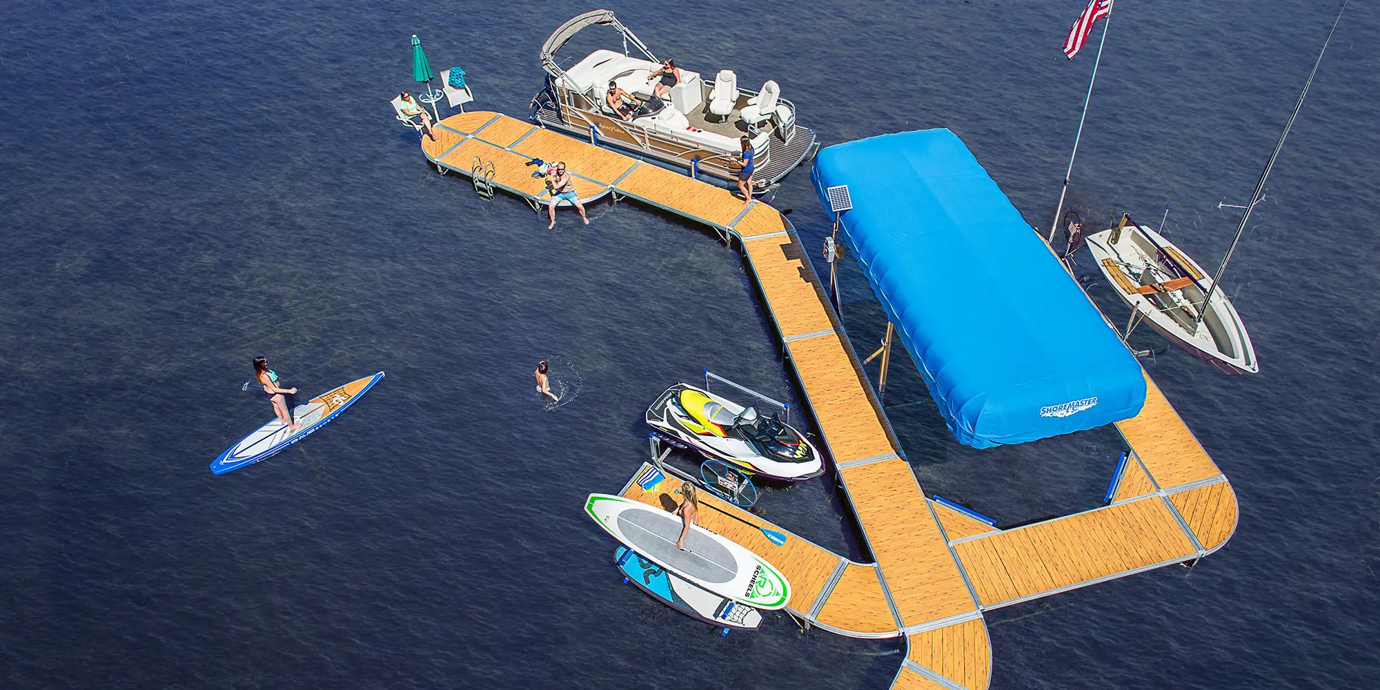 smr6085_1288_curvedock_rs4_pontoon-lift_sailboatlift_accessories_lifestyle_2000.jpg