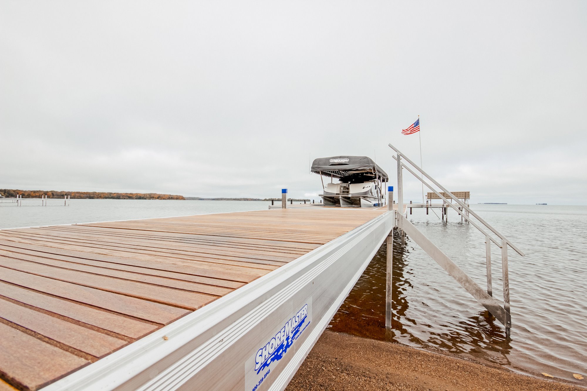 rs7_ipe-decking_vertical-lift_black-weathermax-canopy-22-2_2000.jpg