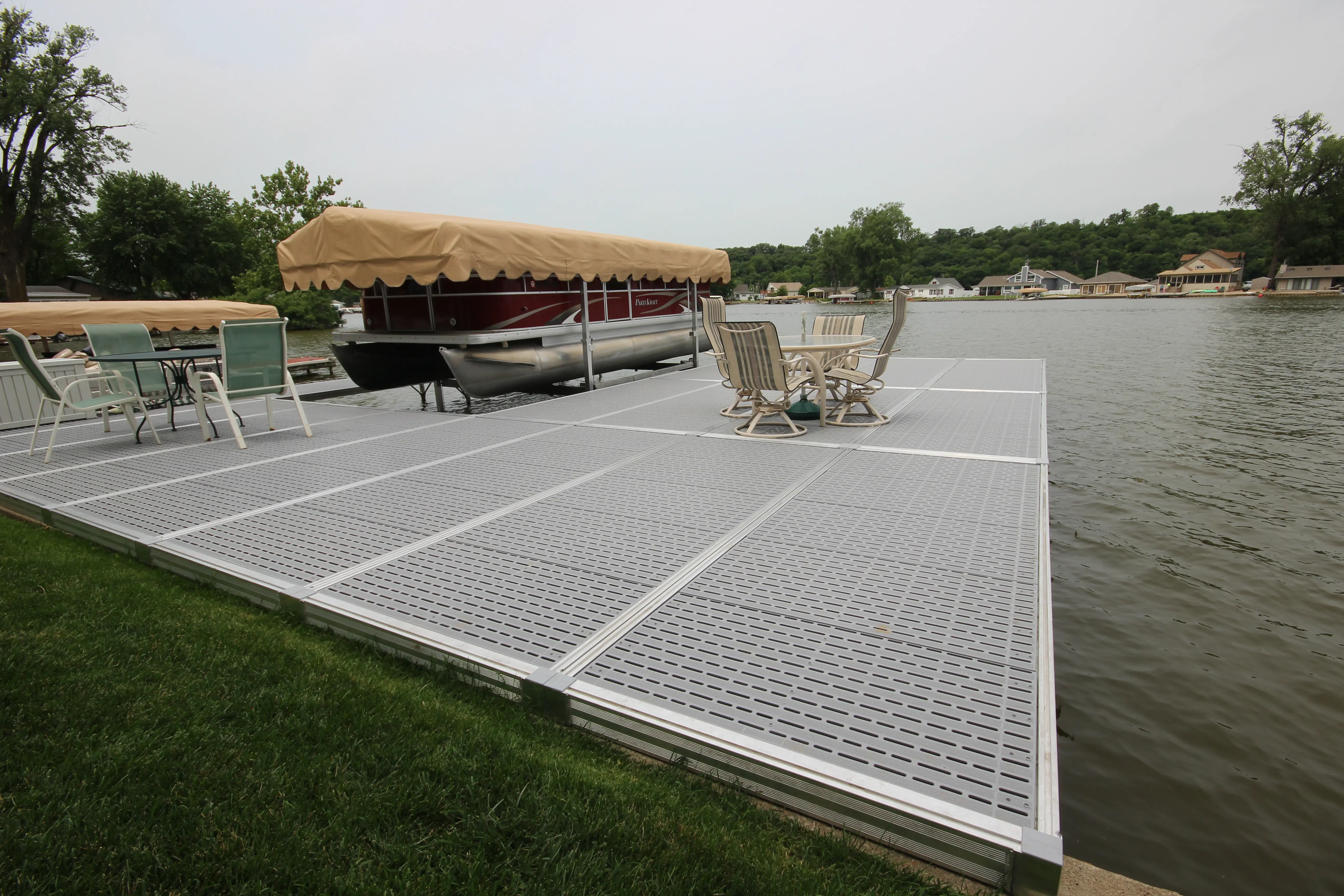 ShoreMaster RS4 Platform on Seawall_Gray Flow Through_NE (14) (1).JPG